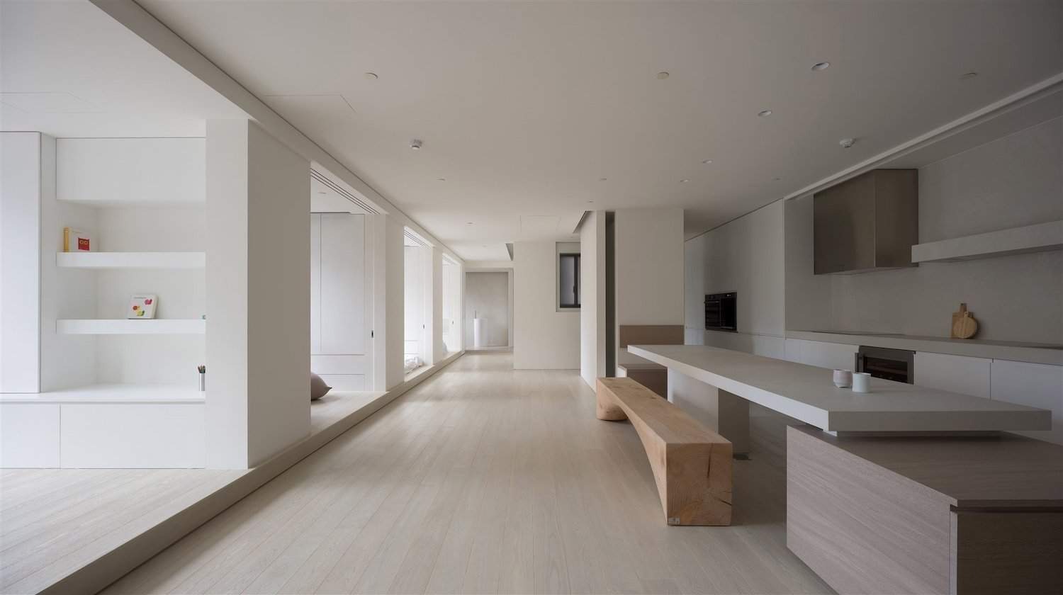 Pasillo amplio y luminoso con diseño minimalista en reforma integral de vivienda en Madrid